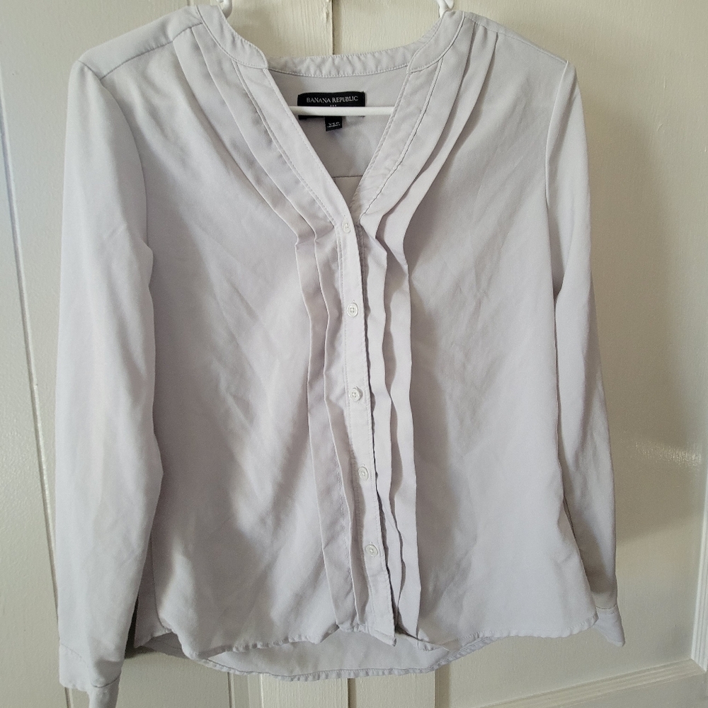 Banana Republic Quiet Gray V-Neck Button-Up Blouse - Petite XS